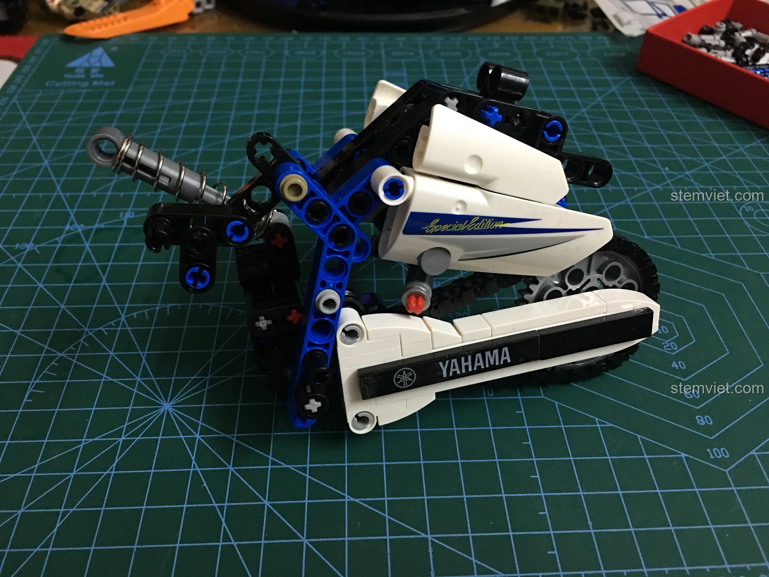 Phần khung đuôi xe của mô hình Sembo 701702 đang dần hoàn thiện với bộ giảm xóc đã được lắp đặt.