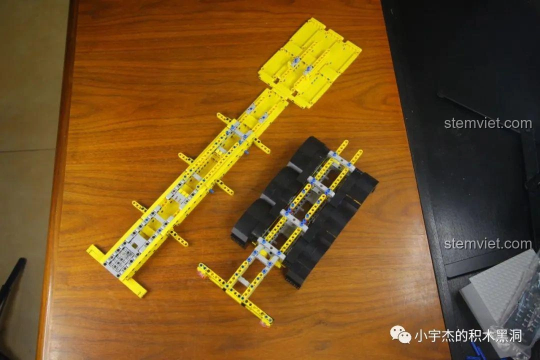 Khung gầm của bộ đồ chơi lắp ráp Thùng Container Hồng 1:10 YC-QC013 với phần bánh xe đã được lắp vào.