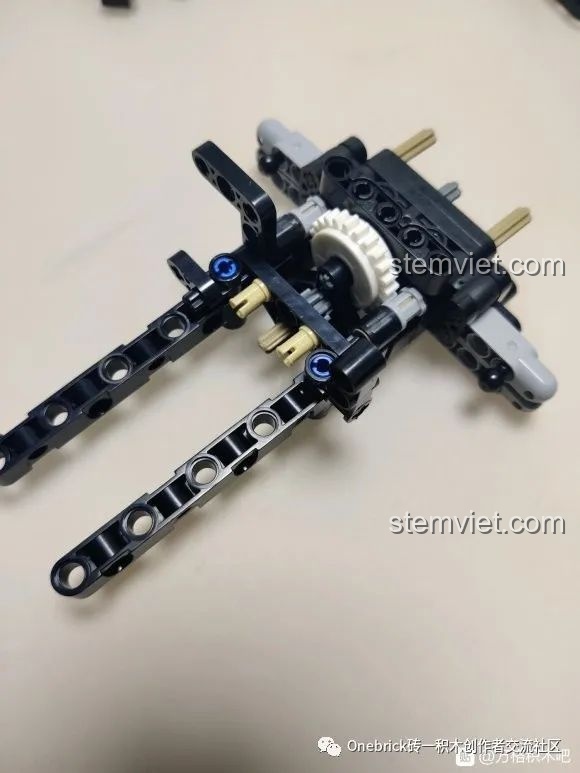 Khung gầm và hệ thống bánh răng của mô hình CaDA C61022 Mazda RX-7 FC3S, thể hiện cấu trúc kỹ thuật.