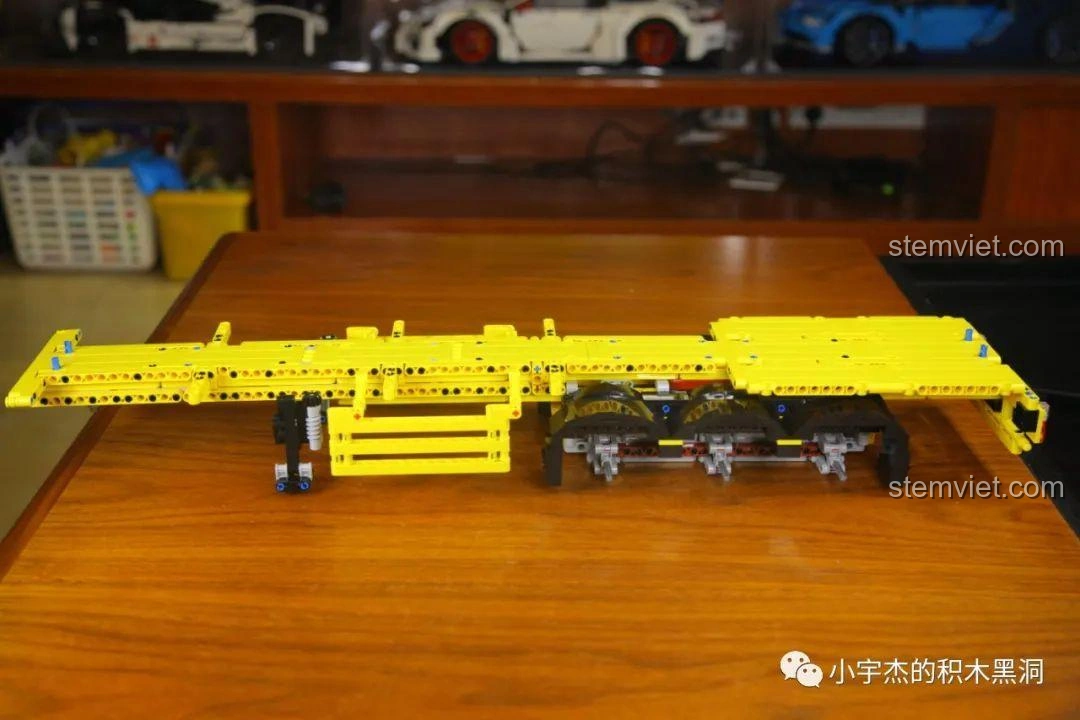 Khung gầm của bộ đồ chơi lắp ráp Thùng Container Hồng 1:10 YC-QC013 với các chi tiết phụ đã được thêm vào.