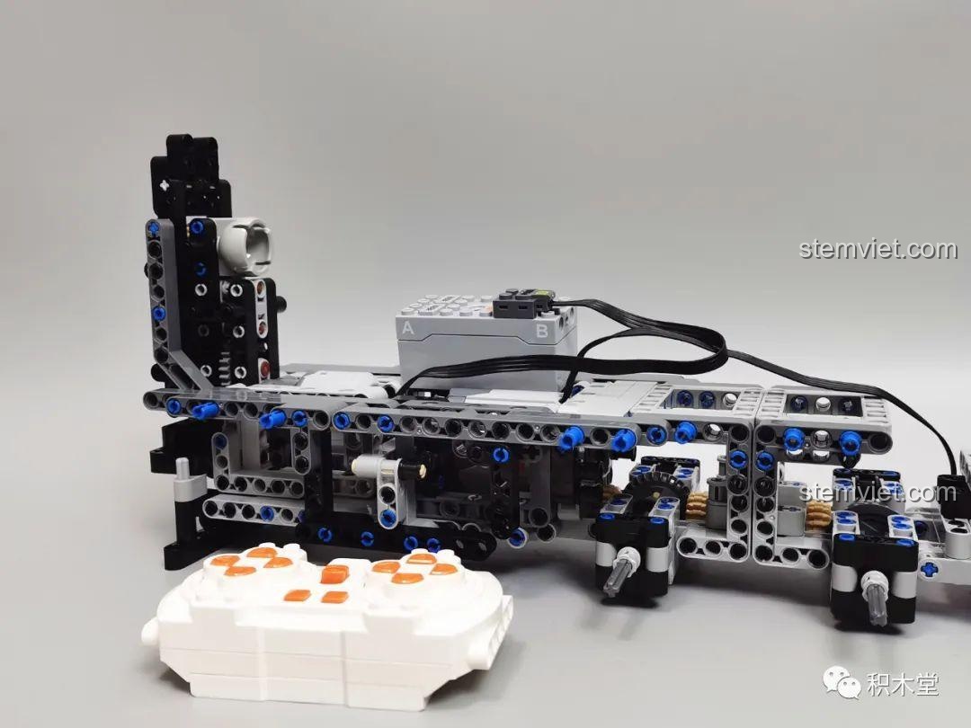 Khung gầm xe trộn bê tông Tycole T4005 với các động cơ đã được lắp đặt, sẵn sàng cho phần thân xe.