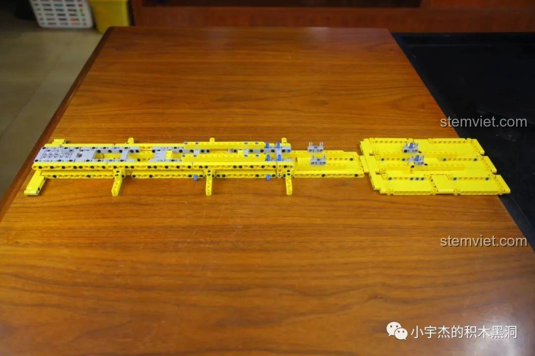 Khung gầm của bộ đồ chơi lắp ráp Thùng Container Hồng 1:10 YC-QC013 đã dài hơn.