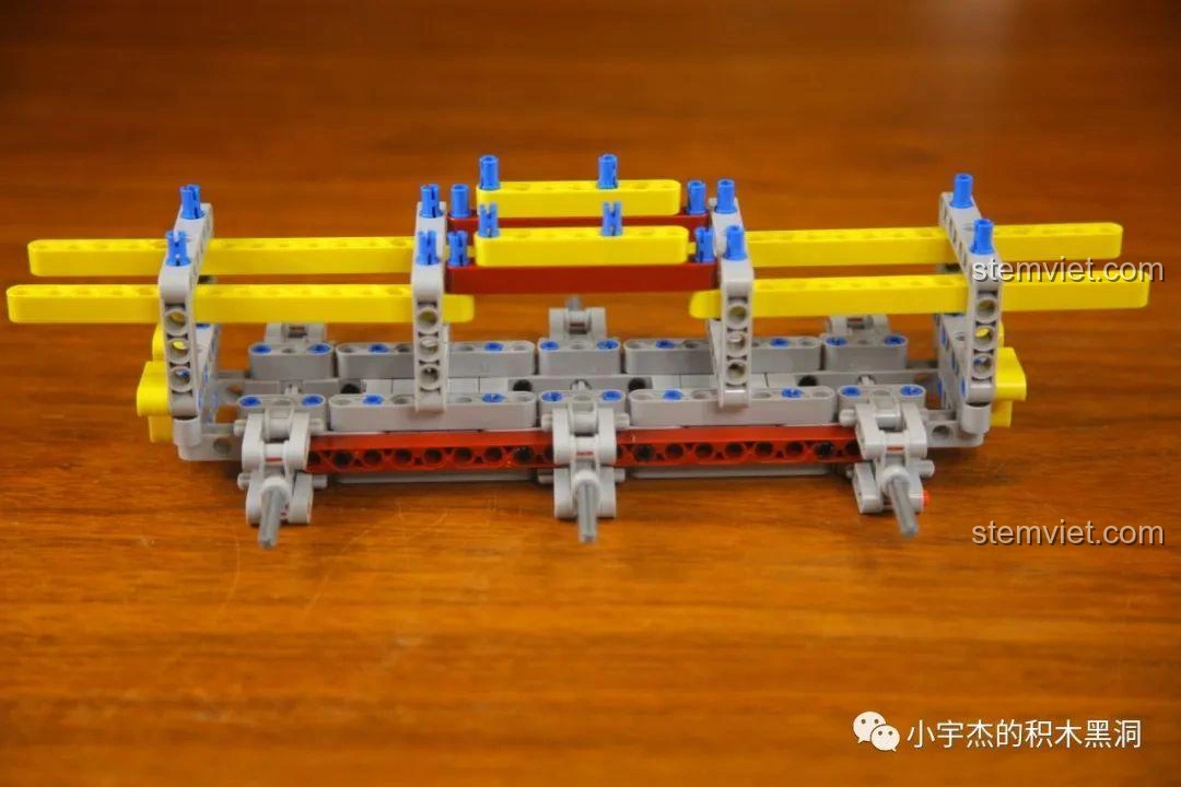 Hoàn thành phần khung gầm đầu tiên của bộ đồ chơi lắp ráp Thùng Container Hồng 1:10 YC-QC013.