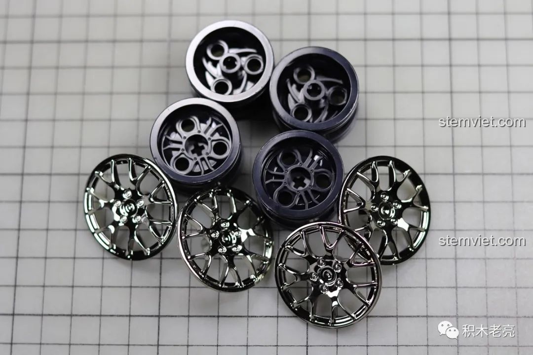 Khung gầm của mô hình Double Eagle 61020 Nissan GTR R35 đang được lắp ráp, với các chi tiết cơ khí và hệ thống lái.