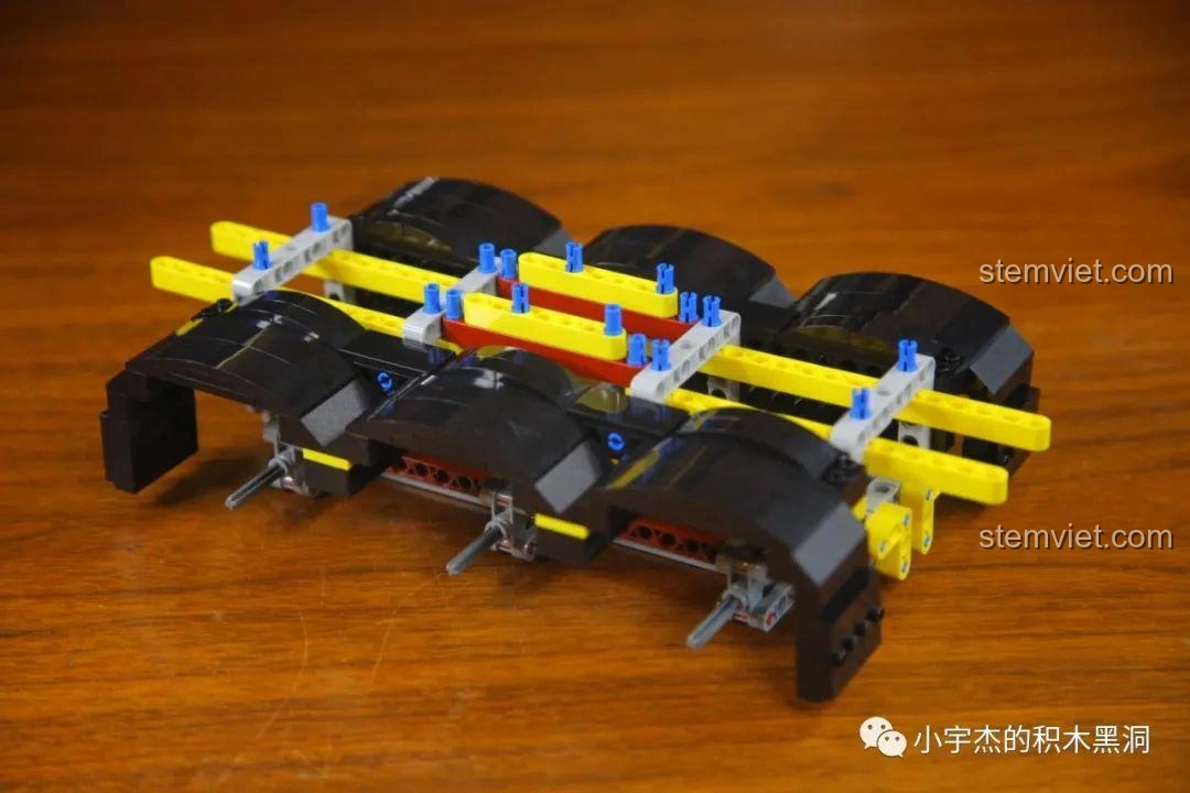 Khung gầm của bộ đồ chơi lắp ráp Thùng Container Hồng 1:10 YC-QC013 dần hình thành.