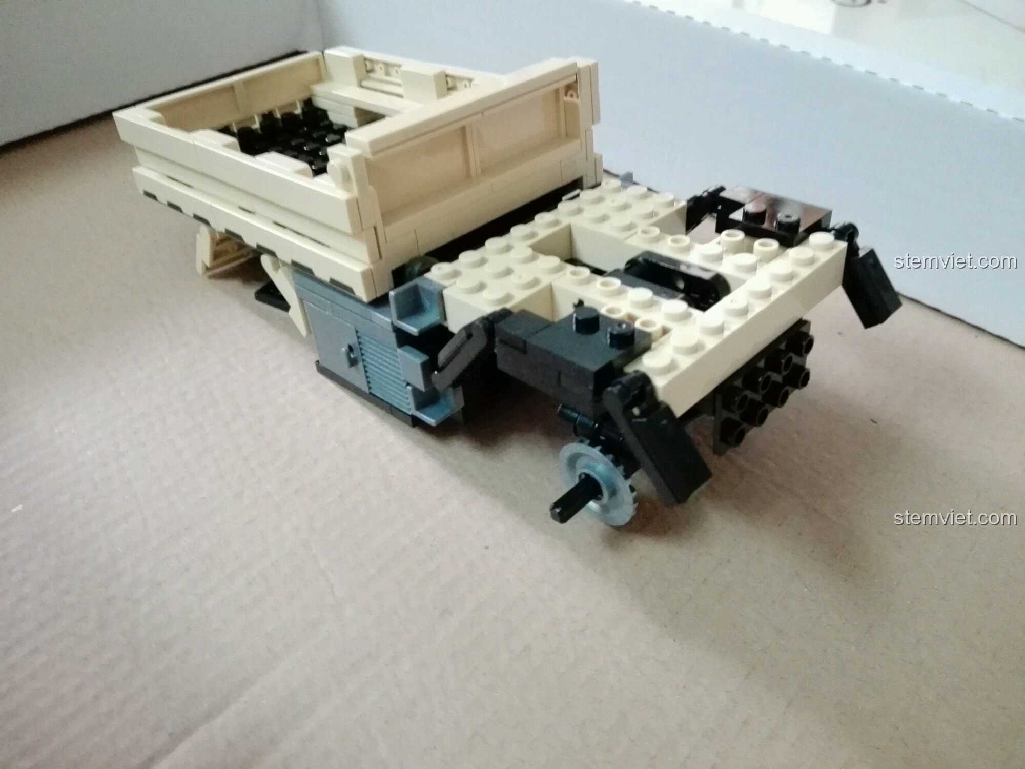 Góc nhìn từ trên xuống của khung gầm xe tải địa hình sau khi hoàn thành bước 1 của trải nghiệm Xingbao XB 03026.