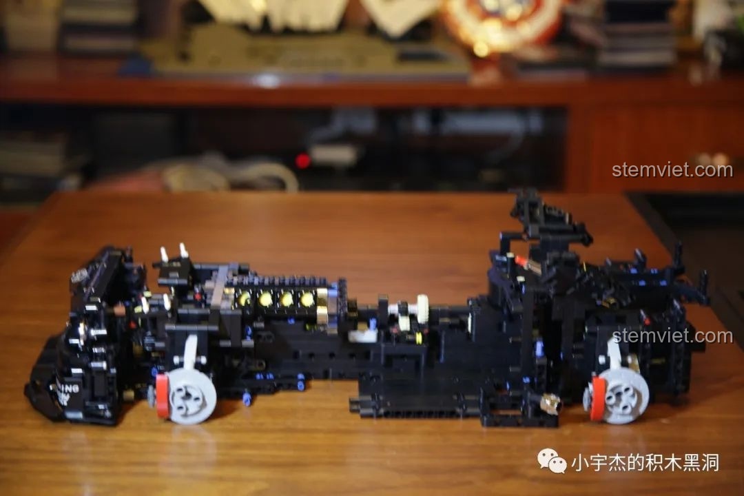 Khung gầm hoàn chỉnh của bộ xếp hình Xe đua Ford Mustang Hoonicorn V2 sau khi xong hộp A.