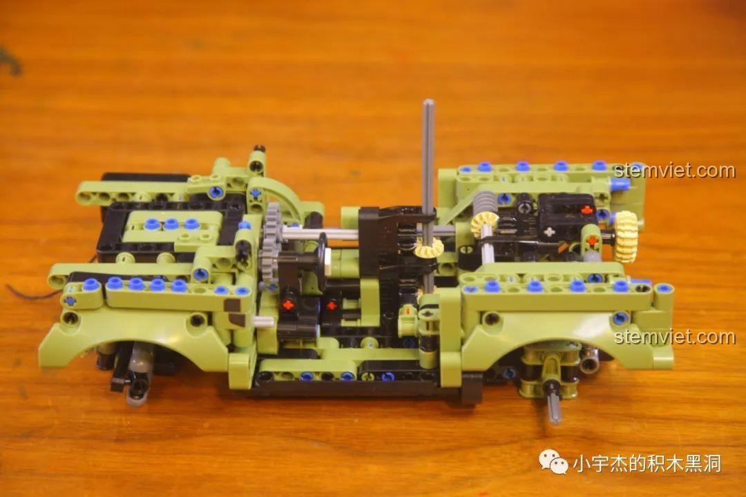 Khung gầm của mô hình Land Rover Defender SY Block xịn giá rẻ đã được lắp ráp hoàn chỉnh.