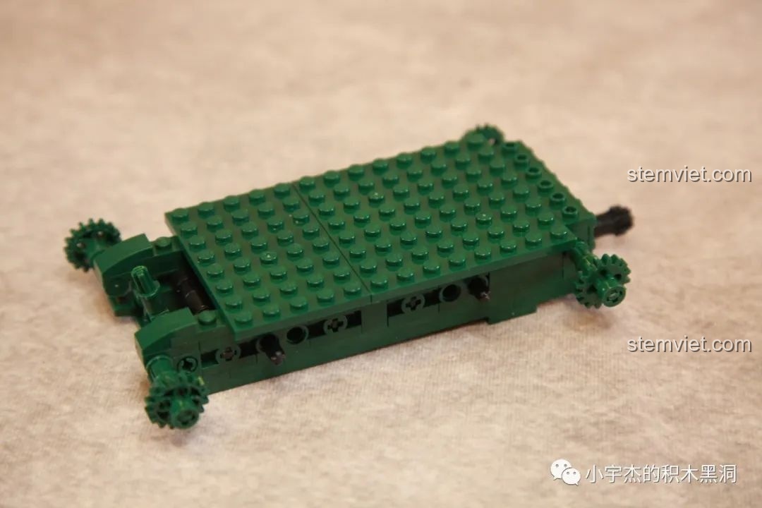 Khung gầm của bộ xếp hình Xe tăng Thụy Điển 1010 sau khi hoàn thành các bước đầu tiên, sẵn sàng để lắp các bộ phận khác.