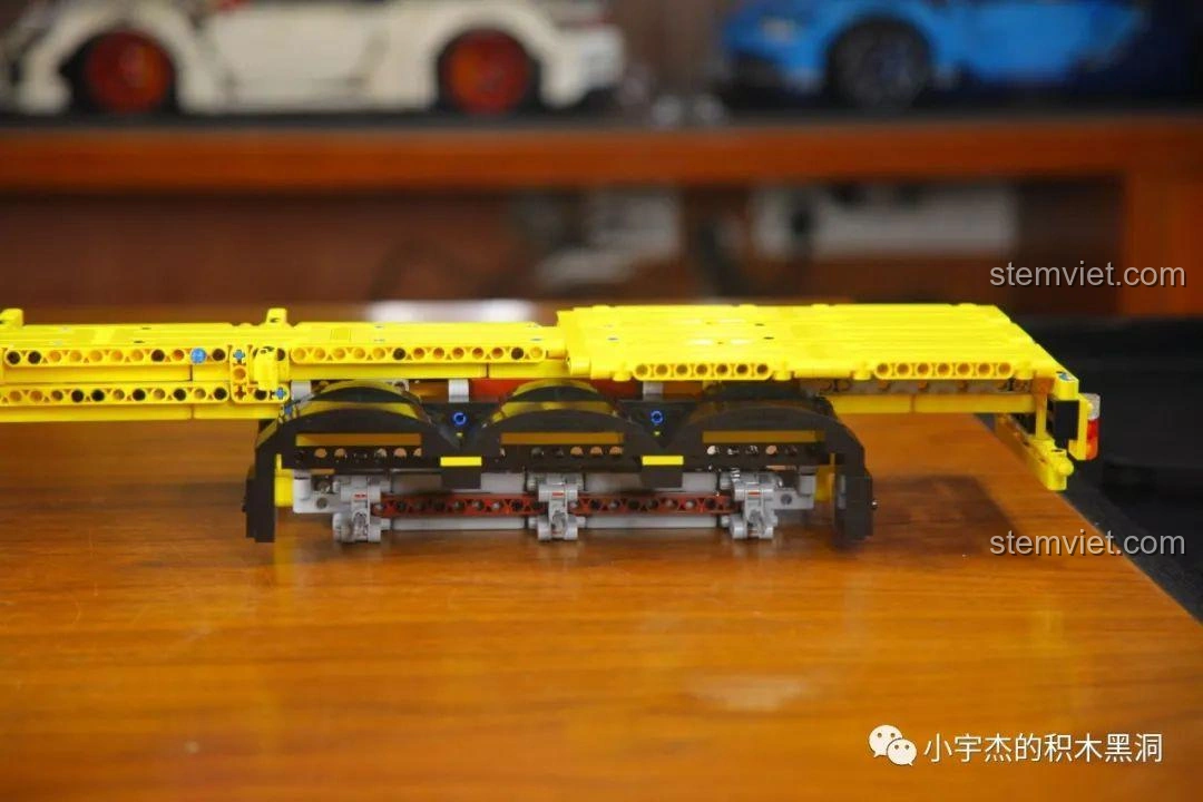 Khung gầm của bộ đồ chơi lắp ráp Thùng Container Hồng 1:10 YC-QC013 với bánh xe và chân chống đã hoàn thiện.