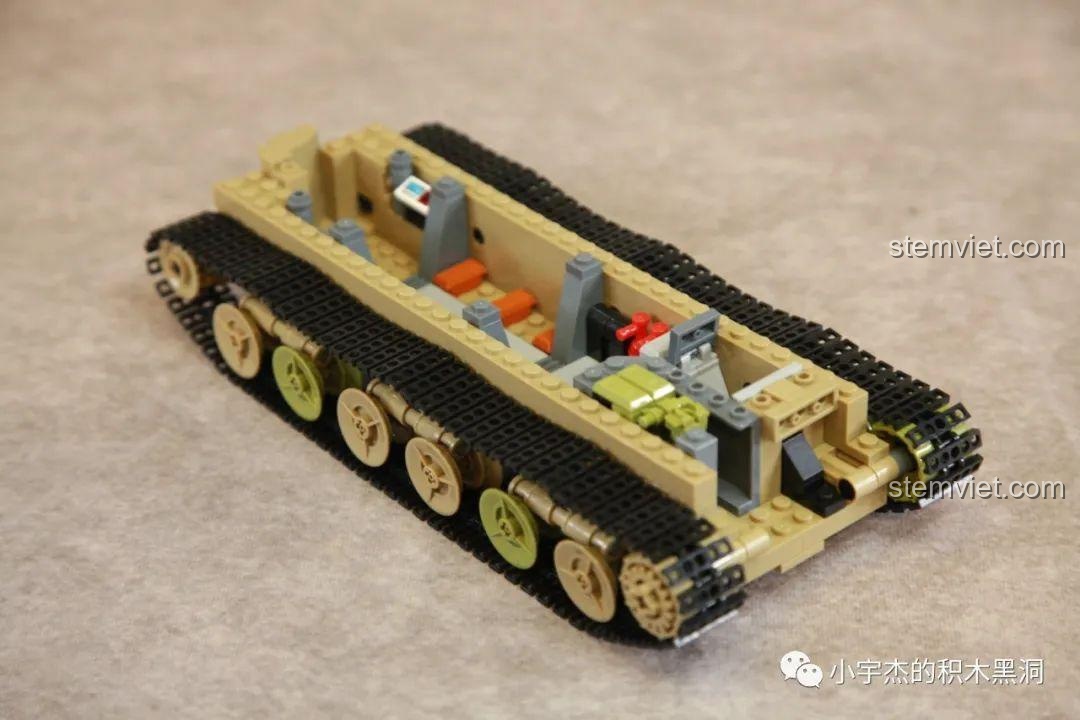 Góc nhìn từ trên cao của khung gầm xe tăng đã hoàn thiện phần xích và bánh xe.