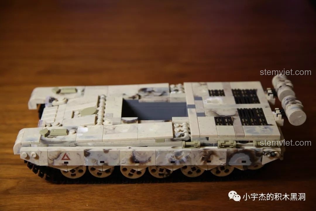 Khung gầm xe tăng Type 99 hoàn thiện với hệ thống bánh xích trong bộ Xe tăng ZTZ-99 XB06021 giá tốt.
