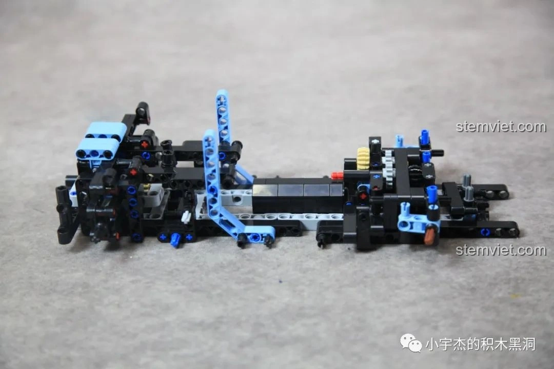 Khung gầm của mô hình Lamborghini Sián FKP 37 Cyberpunk MK6002 đang trong quá trình lắp ráp, thể hiện cấu trúc kỹ thuật.