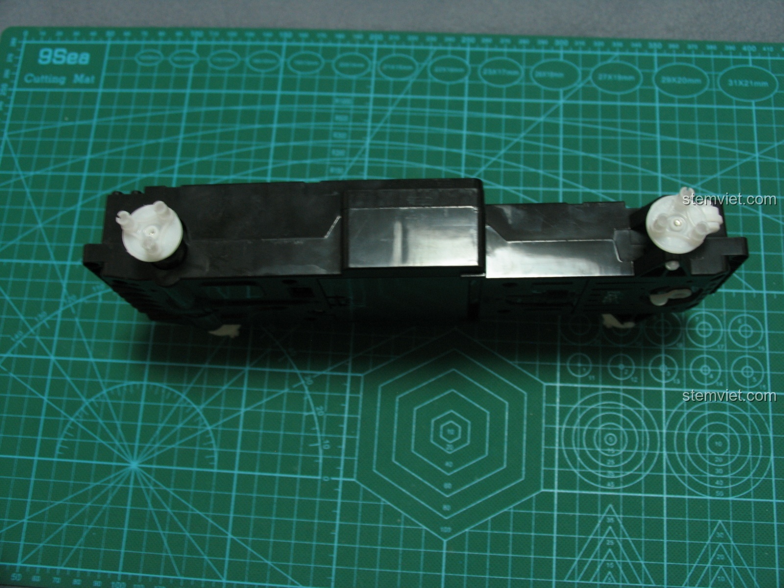 Khung gầm xe bán tải CaDA C51005 nguyên khối nhìn từ mặt bên, cho thấy thiết kế liền mạch và các điểm kết nối.