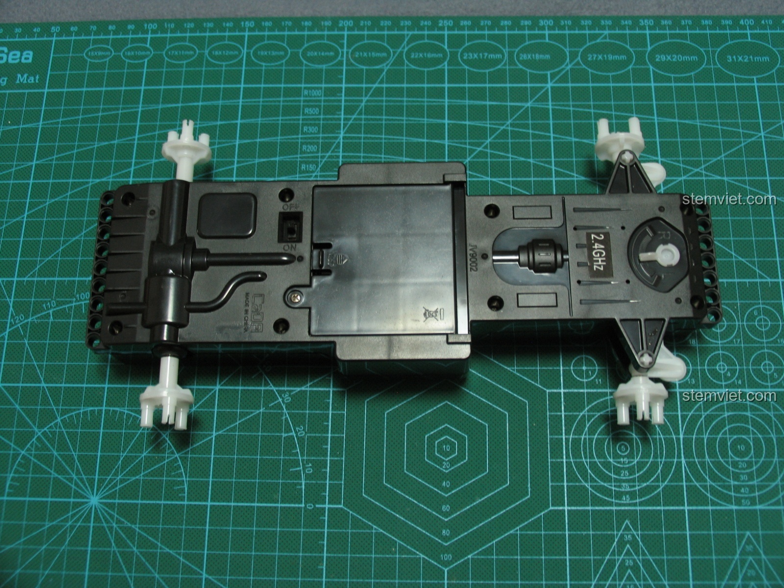 Khung gầm xe bán tải CaDA C51005 nguyên khối nhìn từ mặt sau, với khoang chứa pin và hệ thống truyền động tích hợp.