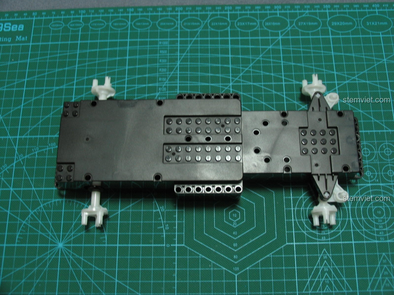 Khung gầm xe bán tải CaDA C51005 nguyên khối nhìn từ mặt trước, thể hiện sự chắc chắn và tích hợp sẵn hệ thống điều khiển.