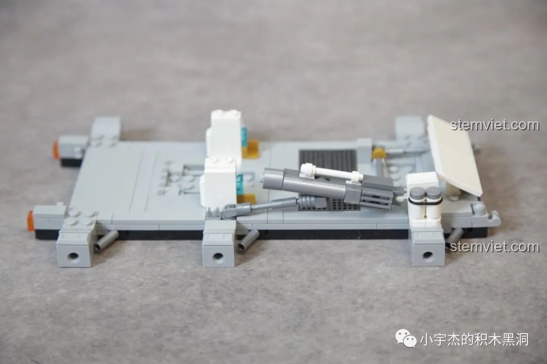 Phần khung gầm của Xe Vận Tải Mặt Trăng được lắp ráp từ các chi tiết trong túi số 1.