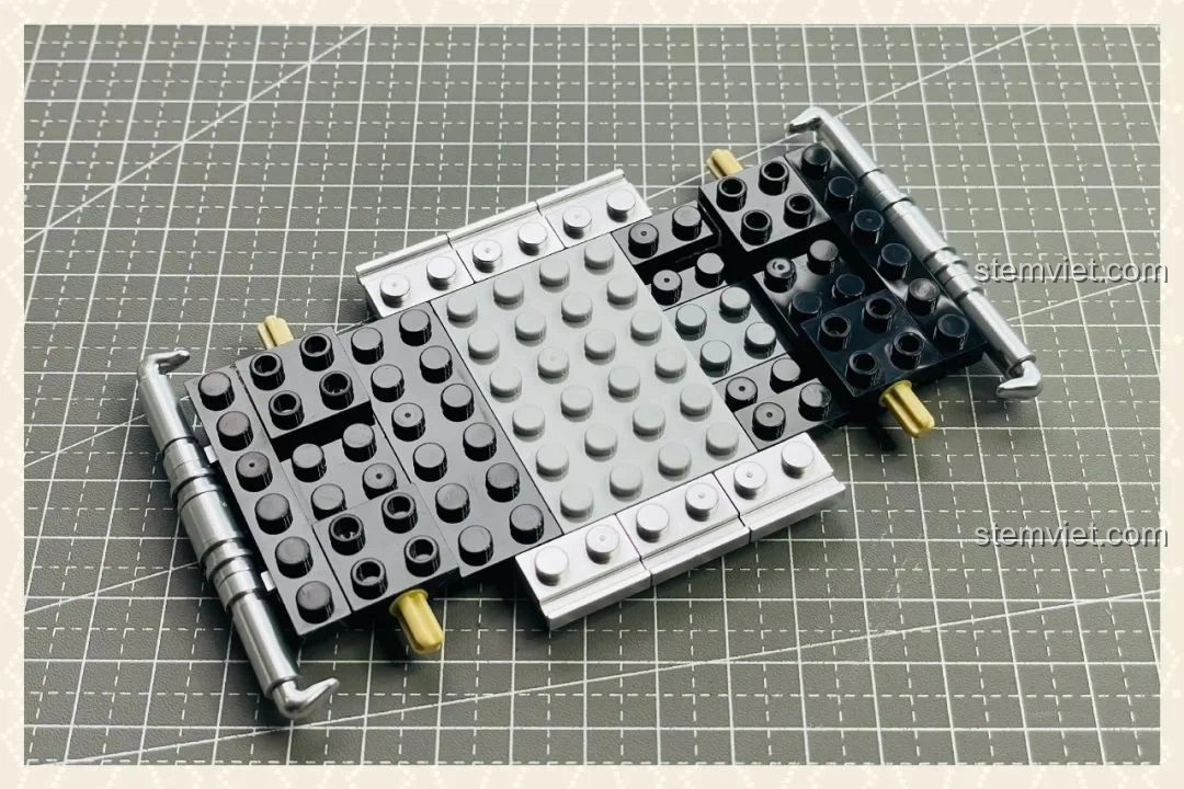 Khung gầm của mô hình xe MINI Camper Power Block PB8804 đang được lắp ráp, cho thấy sự kết nối chắc chắn của các mảnh ghép.