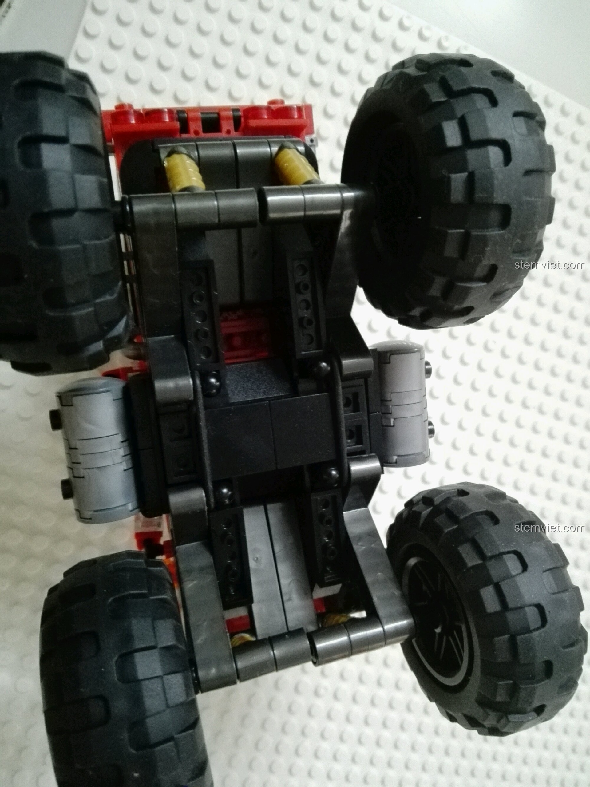 Khung gầm của mô hình Xe địa hình bánh lớn 3025 với hệ thống treo nhưng không có chức năng đánh lái.