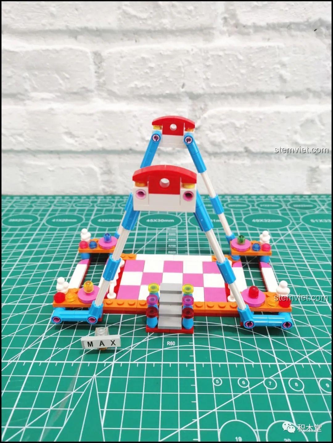 Khung nền vững chắc của vòng quay Ferris Wheel đang được lắp ráp từ bộ đồ chơi Yunri 66111, tạo sự ổn định cho mô hình.