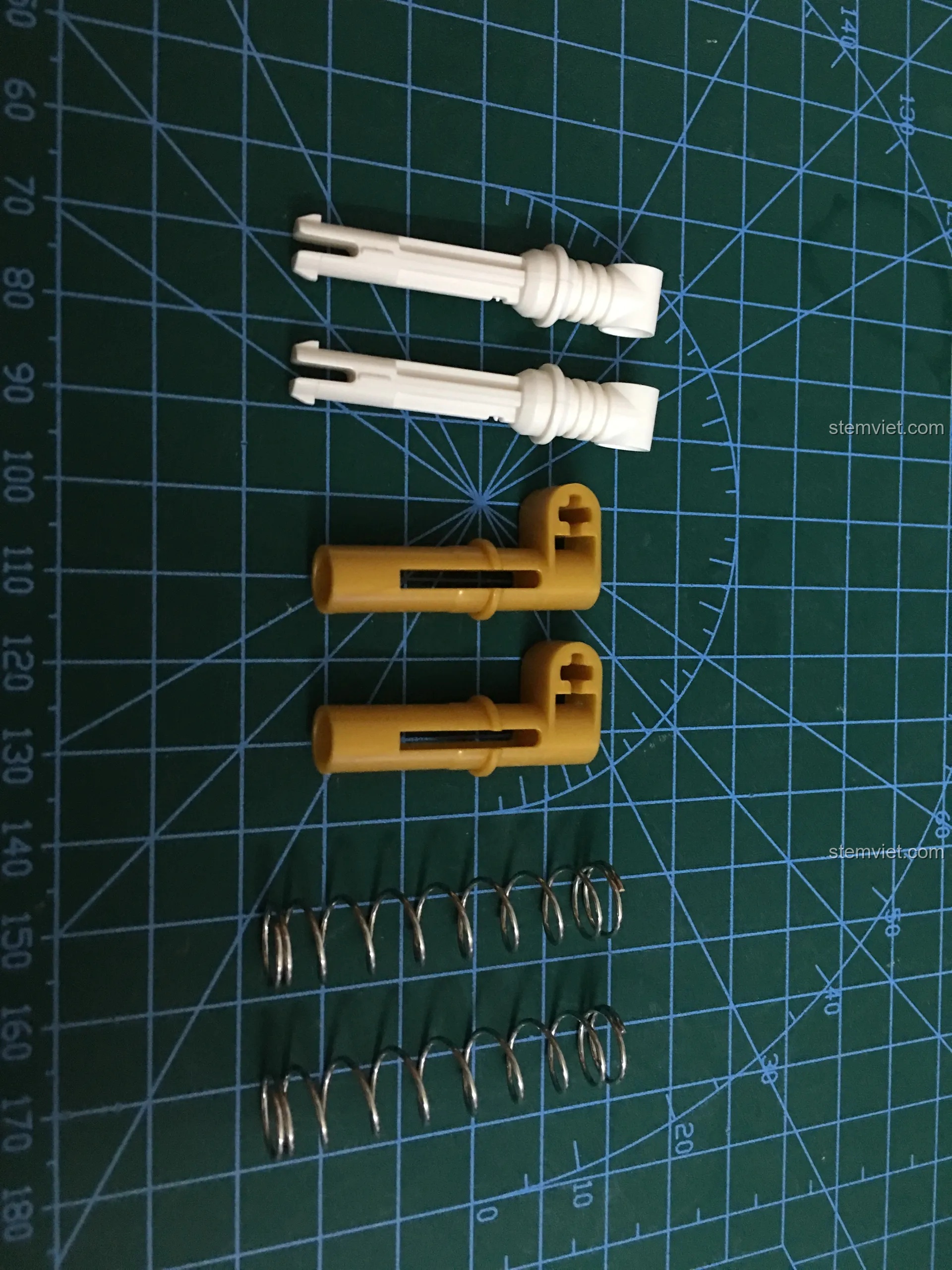 Khung sườn chính của mô hình xe máy Yamaha Sembo 701702 đã được lắp ráp gần như hoàn chỉnh.