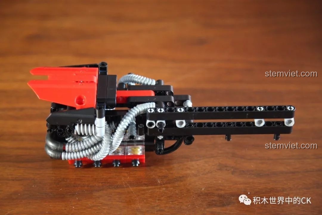 Khung sườn và động cơ của bộ lắp ráp Siêu Mô tô Bốn Bánh Lazareth LM847 đang dần hoàn thiện.
