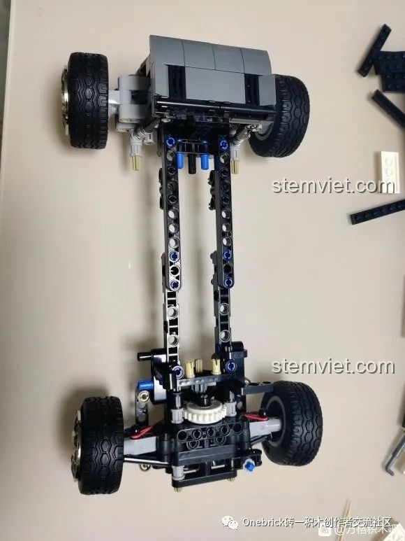 Khung xe CaDA C61022 Mazda RX-7 FC3S với bánh xe đã lắp, sẵn sàng cho phần thân vỏ.