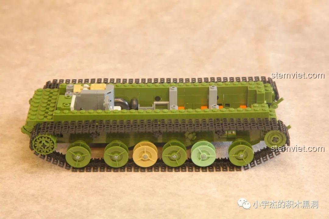 Khung xe sau khi được lắp hoàn chỉnh hệ thống bánh xích của đồ chơi quân sự Mô hình Pháo Tự Hành 155mm Panlos Brick.