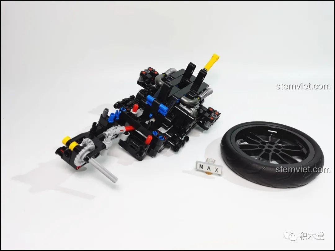 Khung xe của bộ Leier 50008 Mô tô BMW R1200GS Rallye với động cơ và bánh sau, thể hiện hệ thống truyền động trục.