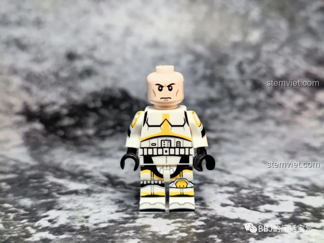 Khuôn mặt của minifigure Artillery Stormtrooper KORUIT KT1052 Star Wars, biểu cảm nghiêm nghị.