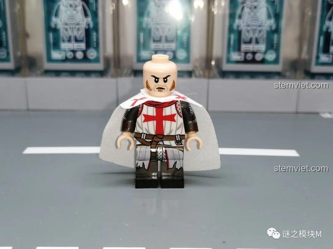 Cận cảnh minifigure binh lính Thập tự quân XINH không đội mũ, với khuôn mặt có râu và giáp in. Nhận xét XINH X0316 Minifigure Lịch sử.