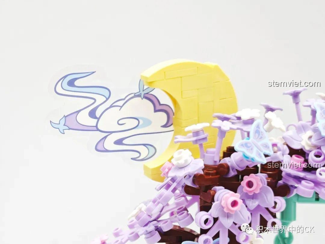 Cận cảnh khuôn mặt minifigure Điêu Thuyền K21103 dưới ánh sáng xanh, đôi mắt và biểu cảm rõ nét.