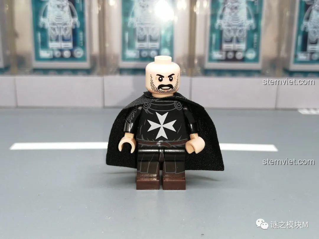 Cận cảnh minifigure Hiệp sĩ Cứu Tế XINH không đội mũ, với khuôn mặt râu quai nón. Đồ chơi nhân vật XINH X 316 giá hời.