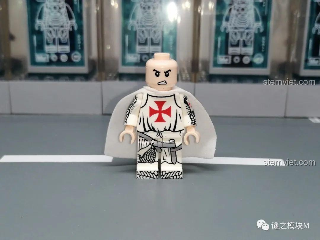 Cận cảnh khuôn mặt và thân của minifigure Hiệp sĩ Dòng Đền XINH, không đội mũ. Hiệp sĩ Dòng Đền 0316 xịn giá rẻ.