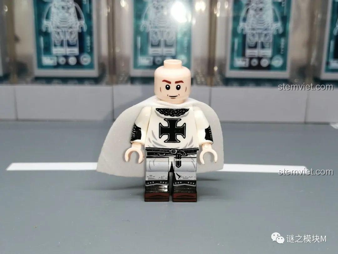 Cận cảnh minifigure Hiệp sĩ Teuton XINH không đội mũ, với khuôn mặt mỉm cười. Bộ minifigure Hiệp sĩ Thập Tự Chinh X 316 tiết kiệm.