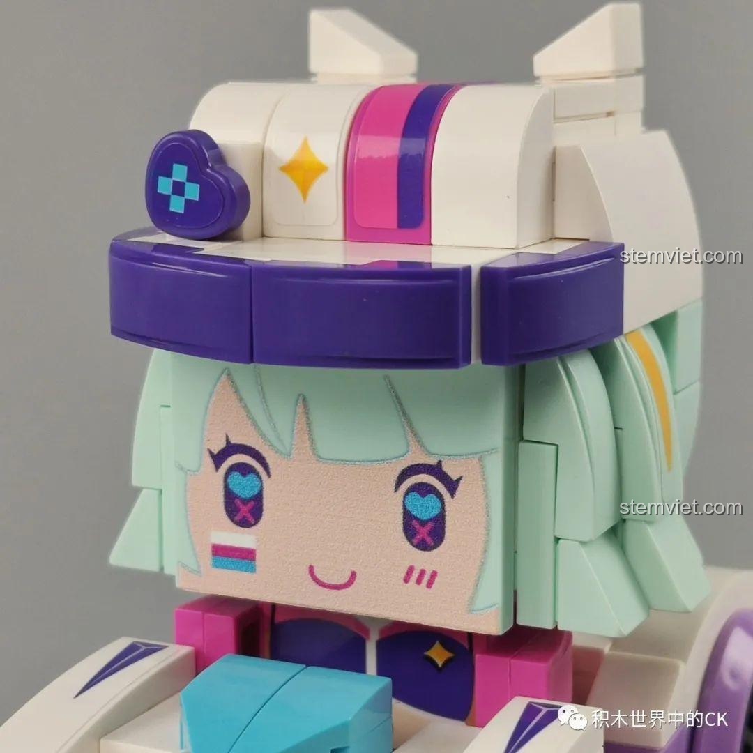 Cận cảnh khuôn mặt nhân vật Xing Yi với đôi mắt hình trái tim, một thiết kế độc đáo của mẫu xe hiếm.