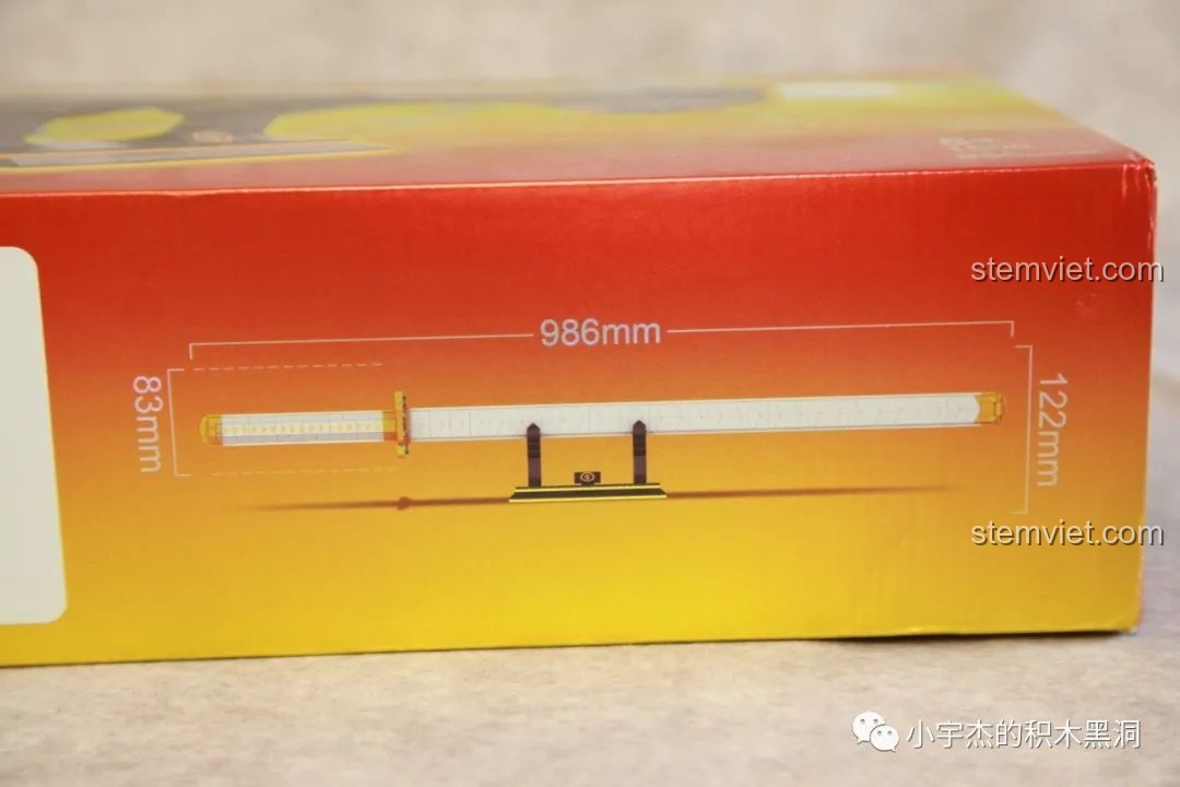 Kích thước chi tiết của bộ lắp ráp Thanh Gươm Diệt Quỷ: Nhật Luân Kiếm của Agatsuma Zenitsu được in trên cạnh hộp.