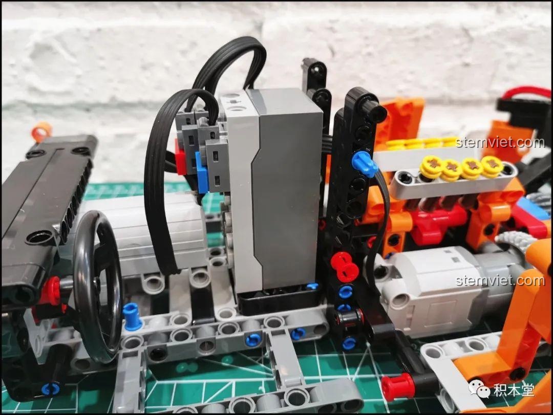 Mô hình Happy Build YC-QC004 McLaren P1 sau khi ghép nối các phần chính, cho thấy kích thước 1:12 rất phù hợp để trưng bày và chơi.