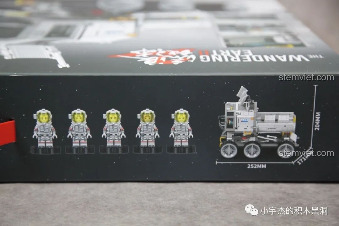 Kích thước hoàn thiện của mô hình Xe Vận Tải Mặt Trăng SEMBO 107105 được in trên cạnh hộp.