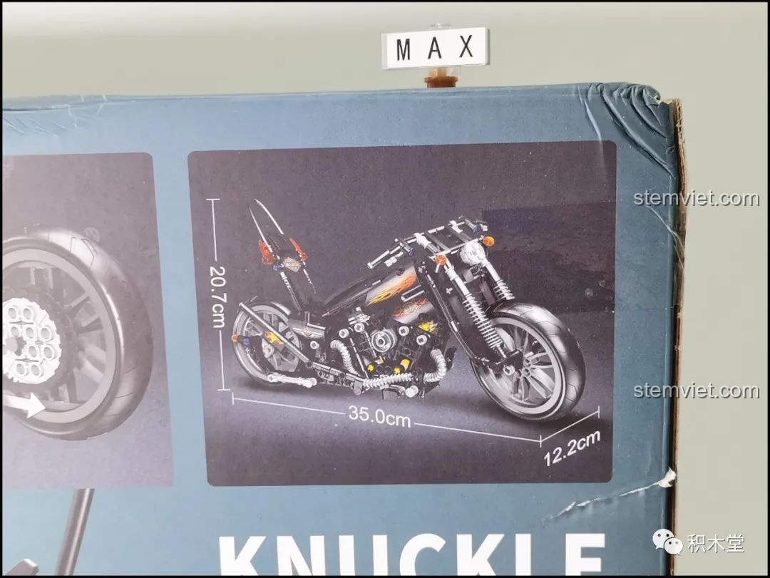 Cận cảnh thông số kích thước của mô hình xe mô tô chopper cổ điển Lucky Star 50024 được in trên vỏ hộp.