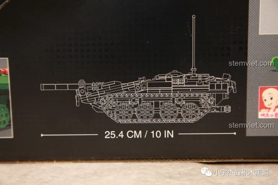 Thông số kích thước 25.4 cm của mô hình Xe tăng Thụy Điển M38B1010 được in trên hộp, cho thấy kích thước khi hoàn thành.