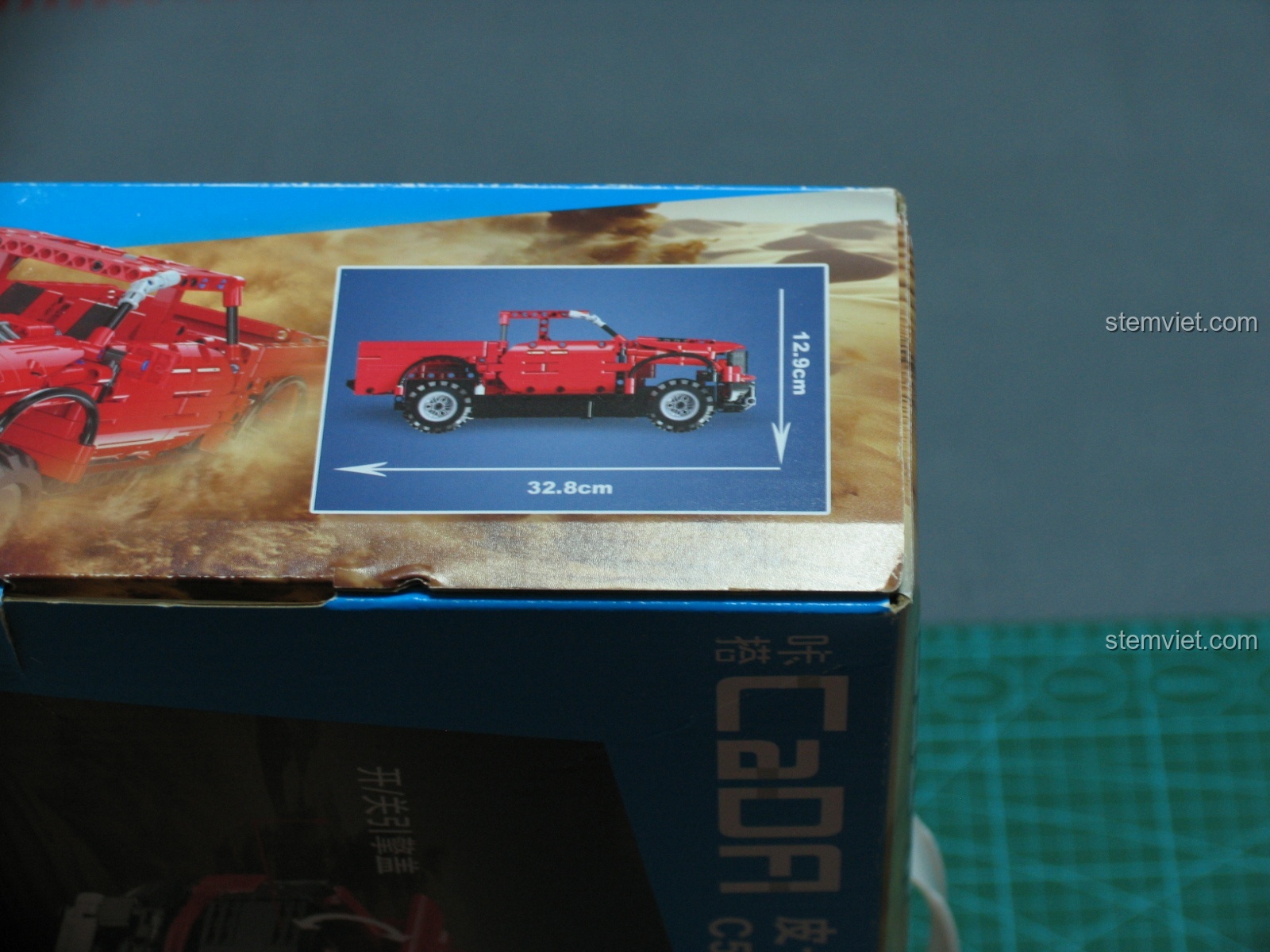 Kích thước mô hình xe bán tải CaDA C51005 được in trên hộp, cho thấy chiều dài và chiều cao của sản phẩm sau khi hoàn thành.