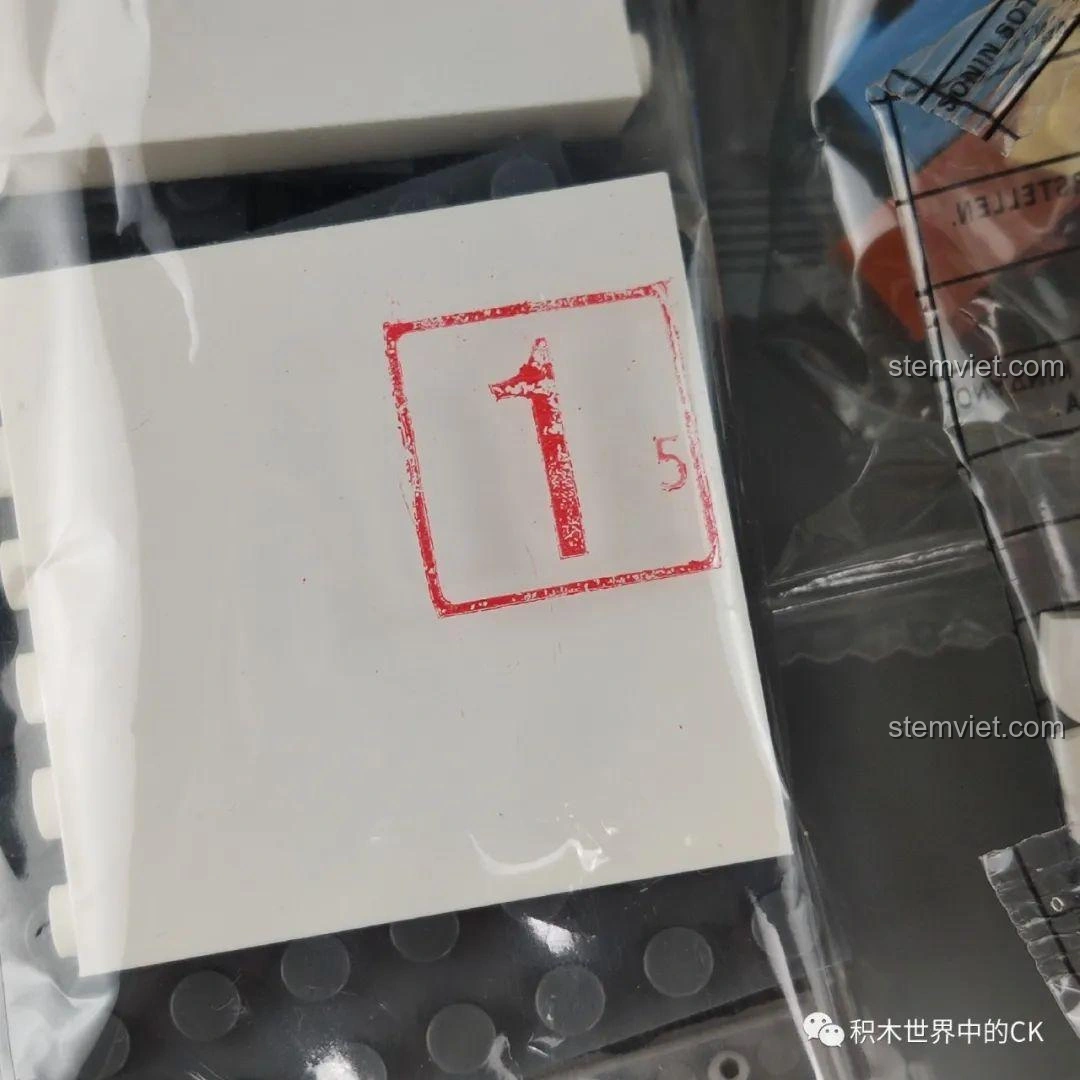 Dấu kiểm tra chất lượng trên túi mảnh ghép của bộ lắp ghép WOMA C0336 Phố Cổ Kiến Trúc Qilou.