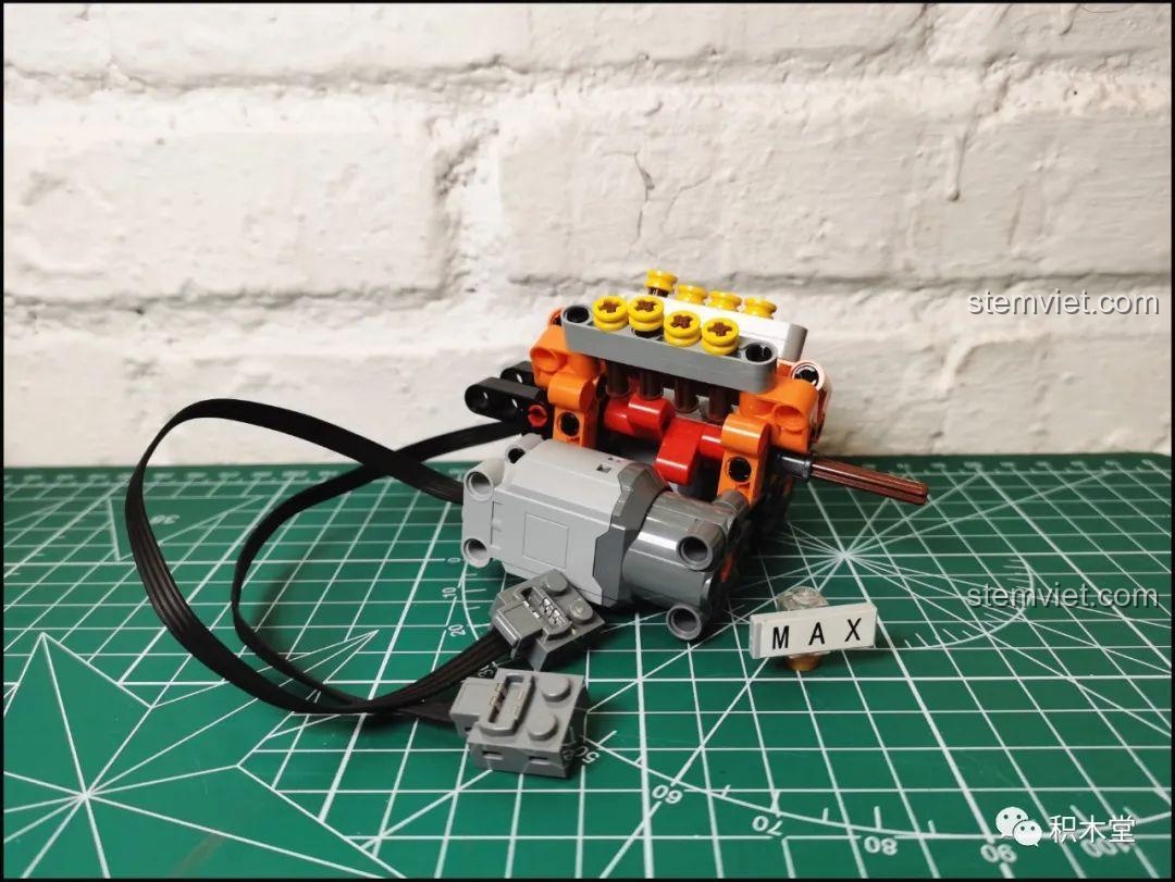 Kiểm tra hoạt động liên động của động cơ V8 sau khi lắp ráp Happy Build YC-QC004, đảm bảo các bộ phận chuyển động mượt mà.