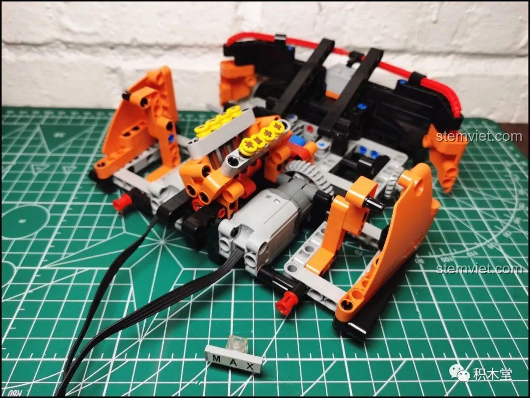 Kiểm tra hoạt động của motor và pin sau khi lắp ráp Happy Build YC-QC004, đảm bảo hệ thống điều khiển từ xa hoạt động tốt trước khi hoàn thiện.