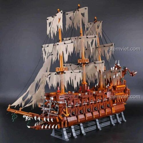 Cận cảnh thân tàu của đồ chơi mô hình KING 83015, thể hiện các chi tiết ma quái và cổng bắn pháo.