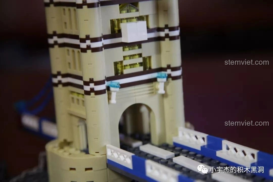 Mô hình King Kong đứng cạnh bộ lắp ráp WANGE 4219 Cầu Tháp Luân Đôn.