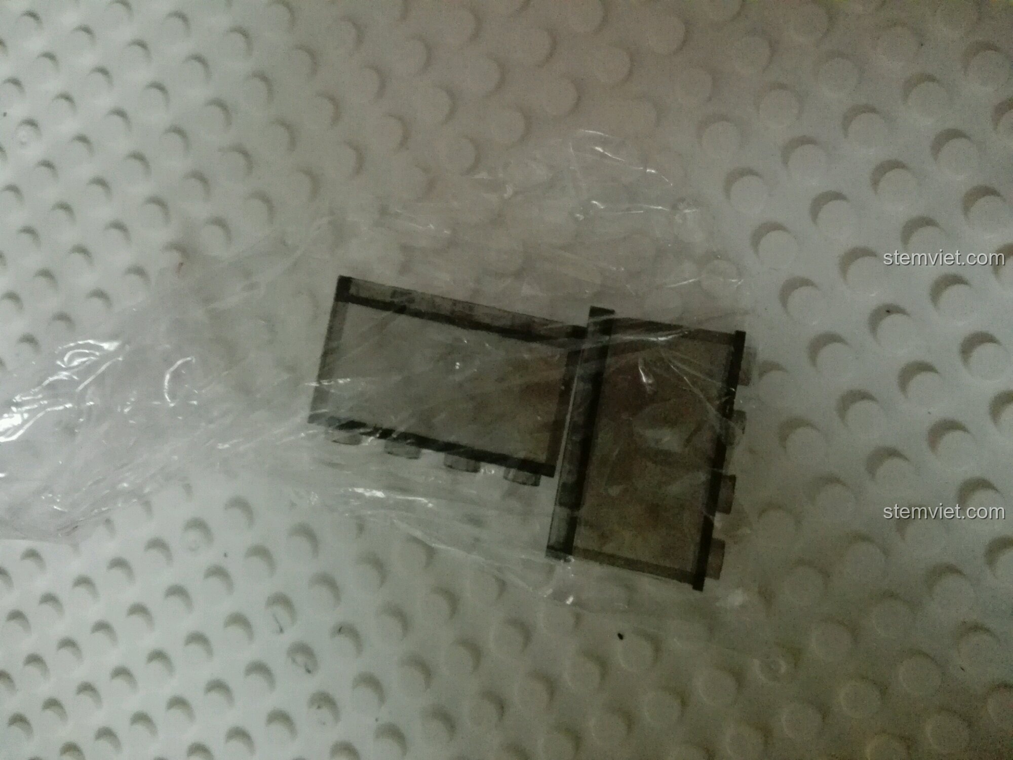 Chi tiết kính chắn gió của bộ lắp ghép Xe Jeep dã chiến Xingbao giá hời được đóng gói riêng cẩn thận.