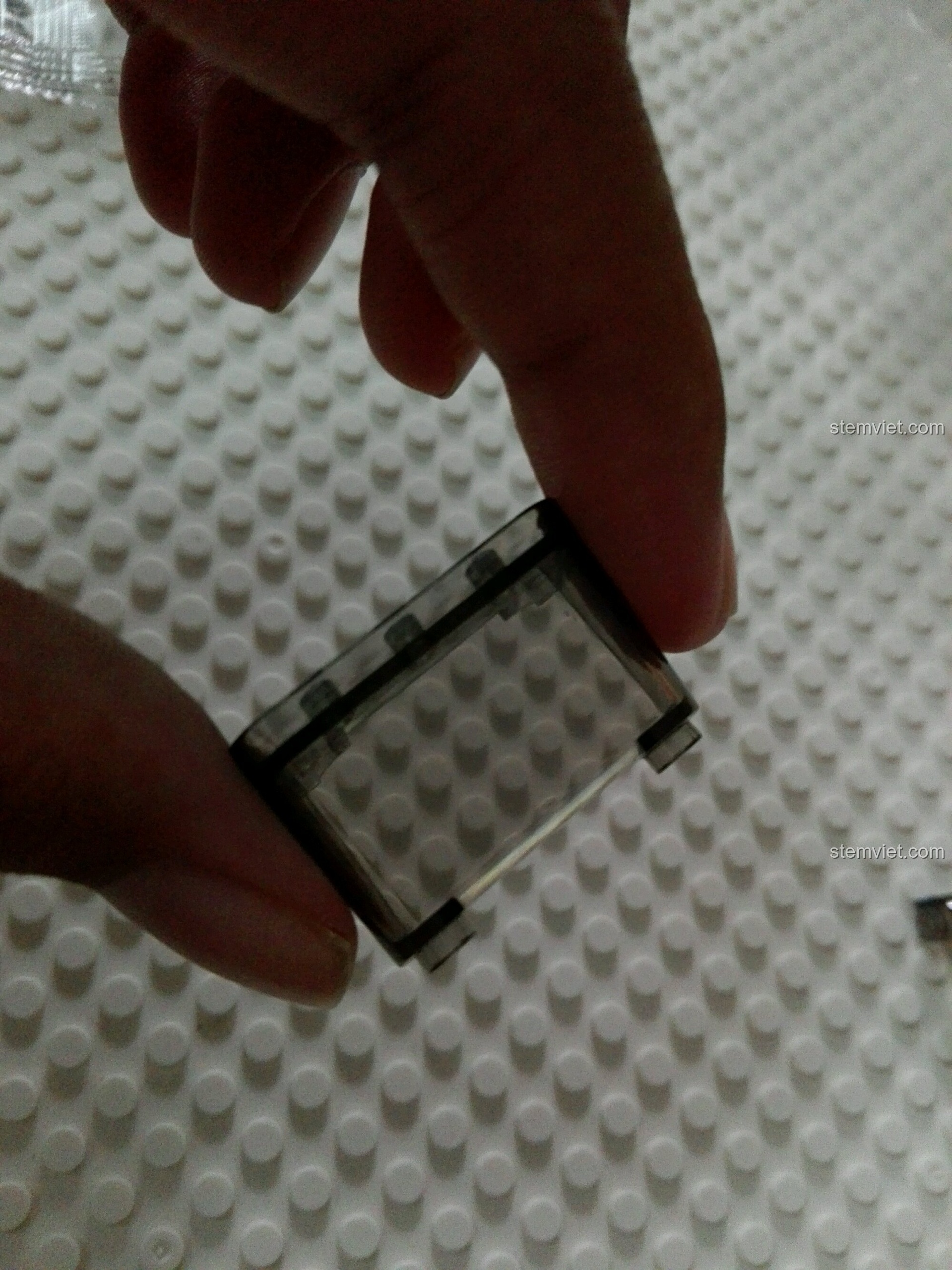 Chi tiết kính màu trà của xe tải Unimog bị trầy xước do không được đóng gói cẩn thận.