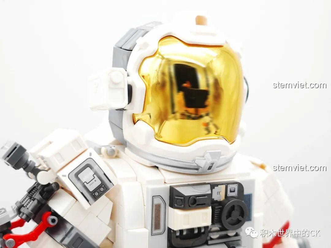 Cận cảnh phần mũ bảo hiểm với kính mạ vàng sáng bóng của bộ lắp ráp Figure Phi hành gia cho con trai 6 tuổi.